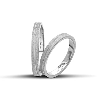 Λευκόχρυσες βέρες γάμου 3.5mm με φινίρισμα αμμοβολής και λουστράτη γραμμή στο κέντρο, χειροποίητης κατασκευής με ανατομικό σχεδιασμό.